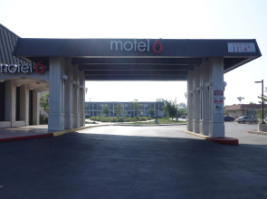 Motel 6 Claremont, CA