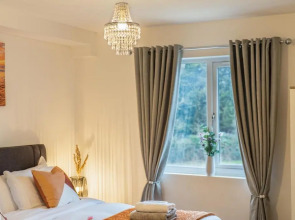 Ashview 2 - Heathrow - Thorpe Park - Free Parking