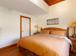 Pemberton Valley 1 bedroom unit WIFI cable TV free parking walk to Village