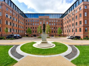 Prestigious & Luxury 2-bed Apartment in Slough