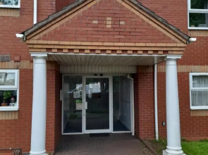 Comfortable 2 Bed Apartment 2nd Floor Contractors Families Close To City Centre Occasional Bed Available
