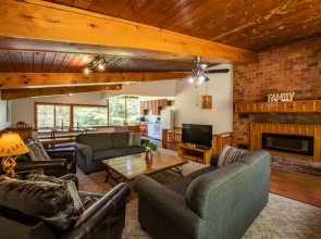 4 bedroom Blue Mountain Cottage with Private Beach Access, BBQ, Petfriendly