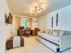 Sunny Miami Retreat - Pool, Patio & Gas Grill!