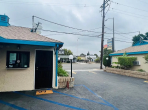 Holly Park Motel near LAX