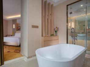 Vienna International Hotel (Luzhou High-speed Railway Station Southwest Trade City)