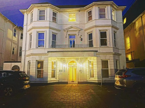 Luxury 2 Beds Apartment By The Sea