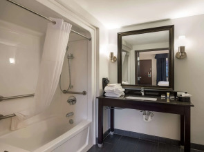 Clarion Pointe Downtown