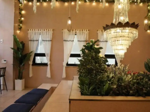 Hotel February Dong Seong Ro