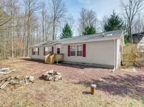 Family Home in Arrowhead Lake w/ Fire Pit!