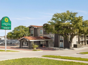 La Quinta Inn by Wyndham San Antonio I-35 N at Toepperwein