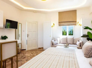 Pinelopi Beach Suites