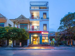 Au Lac Bar & Hostel