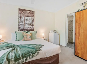 Palm Cove Studio Pools Spa Bar