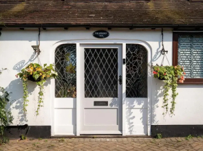 The Spinney - Spectacular views over the bay and close to beach with parking