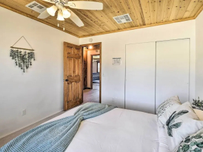 Chic Joshua Tree Pad w/ Mountain Views & Hot Tub