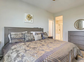 Goodyear Oasis w/ Outdoor Pool + Hot Tub!