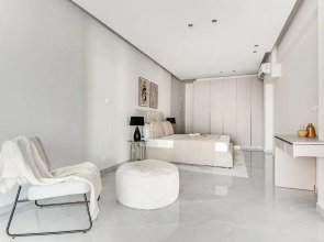 Sanders Crystal - Lovely  2-bdr Apt w Balcony