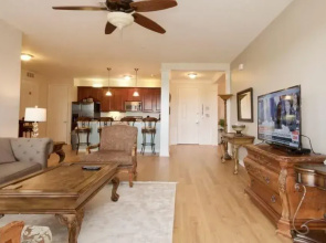 Lake View Classic 3 Bedroom Condo by Redawning