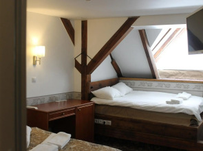 Отель Three Crowns Residents