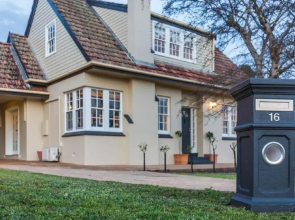 Byrne House - Modern-rustic Fireplace Wi-fi