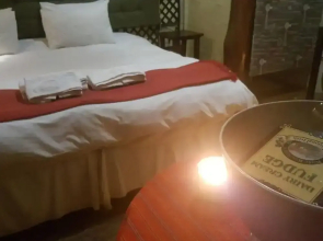 Essential Rose Room African Silhouette Country House for Essential Workers