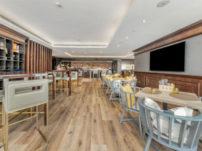 Отель Radisson Blu Hotel, Dubai Canal View