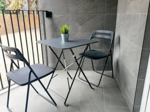 Modern 1 Bedroom Apartment, Close to the Beach with Parking