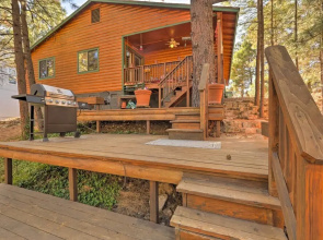 Rustic Cabin w/ Deck ~ 4 Mi to Old Town Flagstaff!