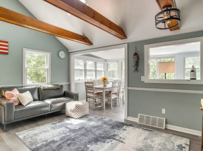Waterfront Cape Cod Cottage on Peter's Pond