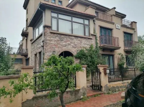 Badaling Peacock City Hill Villas