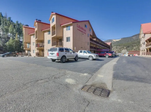 Ski-in Red River Retreat: Balcony, Mountain Views!