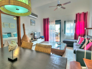 Exquisite Ocean and Pool View Apartment Next to the Beach