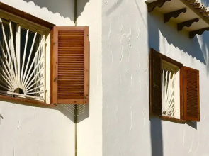 2-bed Apartment 10 min Drive to the Beach!