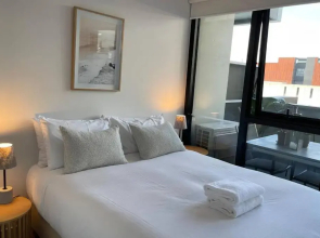 Luxury 1BR + Study near MCG, Tennis Centre & City