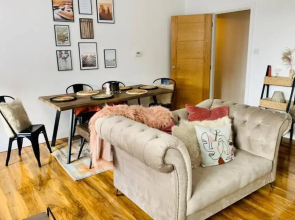 Centrally located luxury 2 bed modern apartment