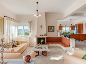 Light Filled Spacious Private Villa with Pool