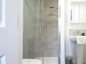Tudors eSuites Two Bedrooms Garden and Netflix