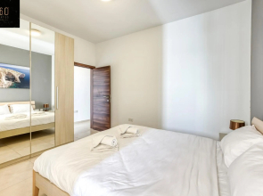 Spacious central 2BR, just off UNI & Hospital & WIFI by 360 Estates