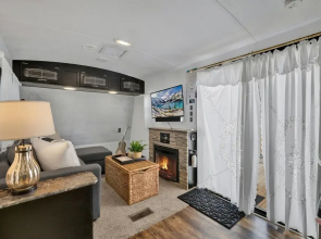 Lucinda Luxury RV With Hot Tub