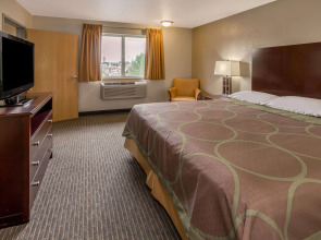 Super 8 by Wyndham Woodburn