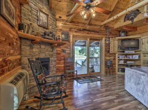 Hot Tub & Fireplace! Macks Creek Cabin on 30 Acres