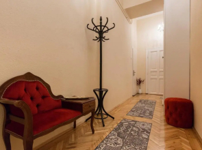 Eclectic Luxury & Spacious 2BR AC Apt in Center
