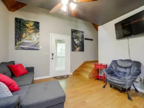 Cozy Whittier Cabin + Yard & Hot Tub, Pets Welcome