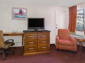Travelodge by Wyndham Reno Downtown