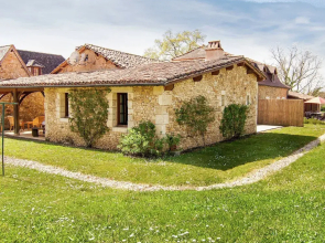 Marvelous Holiday Home in Issac With Swimming Pool