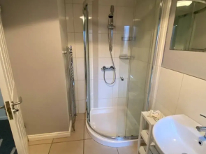 Warm Cozy 2BR House Ormeau Road