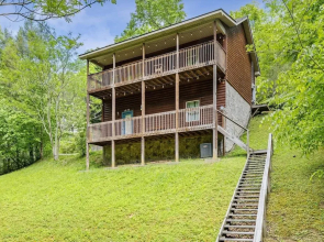 Private Golden Fox Cabin with Grill and Firepit by Redawning