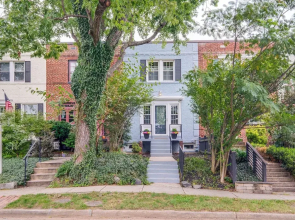 1 Mi to Old Town Alexandria: Townhome w/ Patio