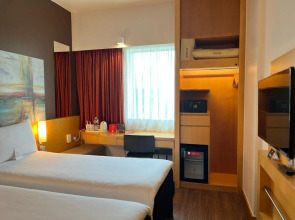 Отель ibis One Central Hotel