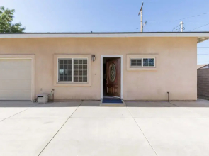Elegant Retreat Modern Comforts, Prime Location